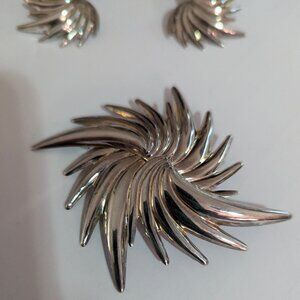 Modernist 1970s Sunburst Brooch and Earrings Set Glam Statement Diva Silver Tone